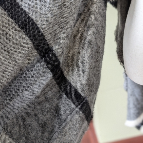 Marcus Adler Black & Cream Plaid Poncho Wrap Faux Fur OS - Picture 4 of 11